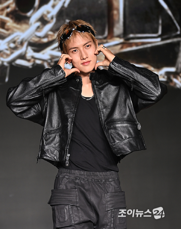 그룹 82메이저(82MAJOR) 조성일이 30일 오후 서울 강남구 일지아트홀에서 열린 미니 4집 '트로피' 컴백 쇼케이스에서 포토타임을 갖고 있다. [사진=곽영래 기자]