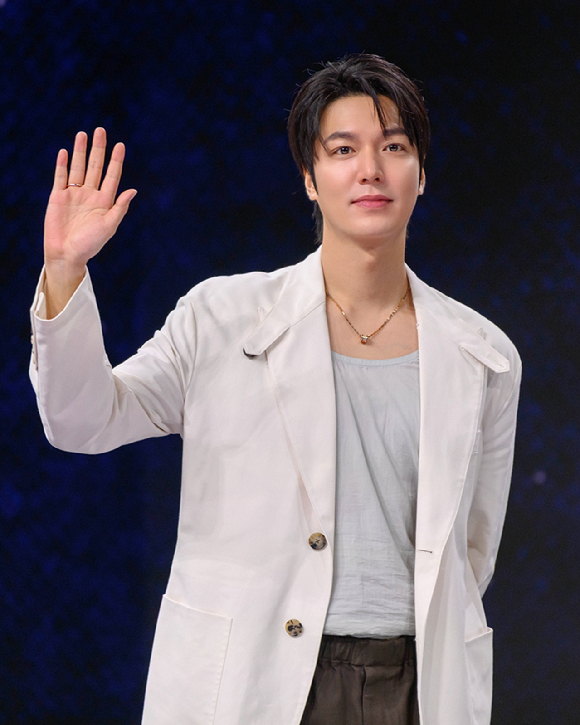 배우 안효섭이 싱가포르에서 진행된 '전지적 독자 시점' 프로모션 투어에서 팬들을 만나고 있다. [사진=롯데엔터테인먼트]