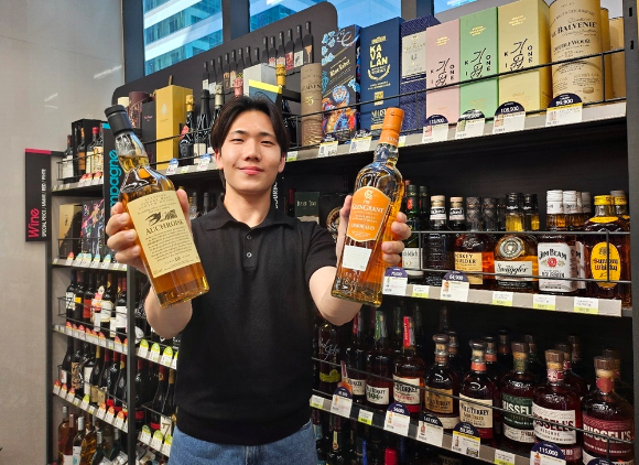 모델이 편의점 CU에서 판매하는 위스키를 소개하고 있다. [사진=BGF리테일]