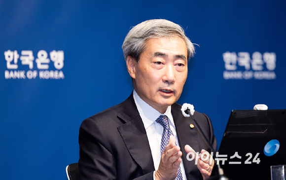 신현송 한국은행 총재가 28일 서울 중구 한국은행 본관에서 열린 통화정책방향 기자간담회에서 발언하고 있다. [사진=사진공동취재단 ]