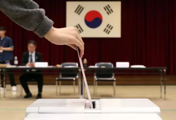 제21대 대통령 선거 재외투표 첫날인 지난 20일, 일본 도쿄 미나토구 주일한국대사관에 마련된 재외투표소에서 유권자가 투표함에 투표용지를 넣고 있다. [사진=연합뉴스]
