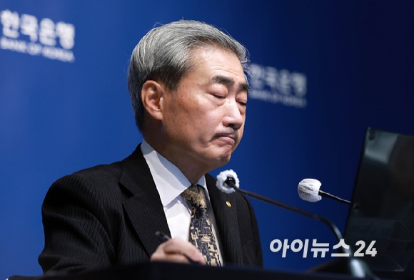 신현송 한국은행 총재가 22일 오전 서울 중구 한국은행에서 열린 금융통화위원회 본회의에 참석해 의사봉을 두드리고 있다. 2026.10.22. [사진=사진공동취재단]