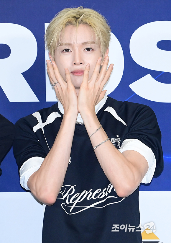 그룹 라이즈(RIIZE) 성찬이 27일 경기 고양시 킨텍스에서 열린 2026 케이 월드 드림 어워즈(K WORLD DREAM AWARDS)' 블루카펫에 참석하고 있다.