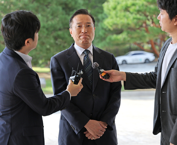 공석인 검찰총장 직무대행을 맡게 된 이정현 신임 대검찰청 차장이 23일 서울 서초구 대검찰청에 출근하며 취재진 질문을 듣고 있다. 2026.9.23 [사진=연합뉴스]