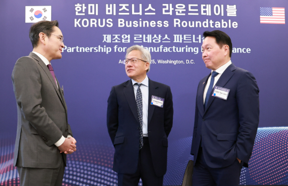이재용 삼성전자 회장과 최태원 SK그룹 회장이 젠슨 황 엔비디아 최고경영자(CEO)와 대화하고 있다. [사진=연합뉴스]