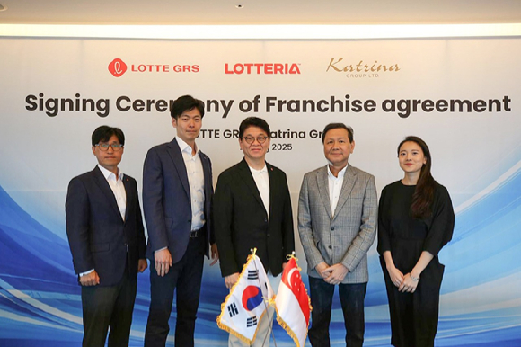 지난 25일 롯데월드타워에서 이권형 롯데GRS 글로벌사업부문 상무, 신유열 롯데지주 미래성장실장(부사장), 차우철 롯데GRS 대표이사와 카트리나 그룹 알란 고 대표, 크리스탈 고 이사가 기념 촬영을 하고 있다. [사진=롯데GRS]