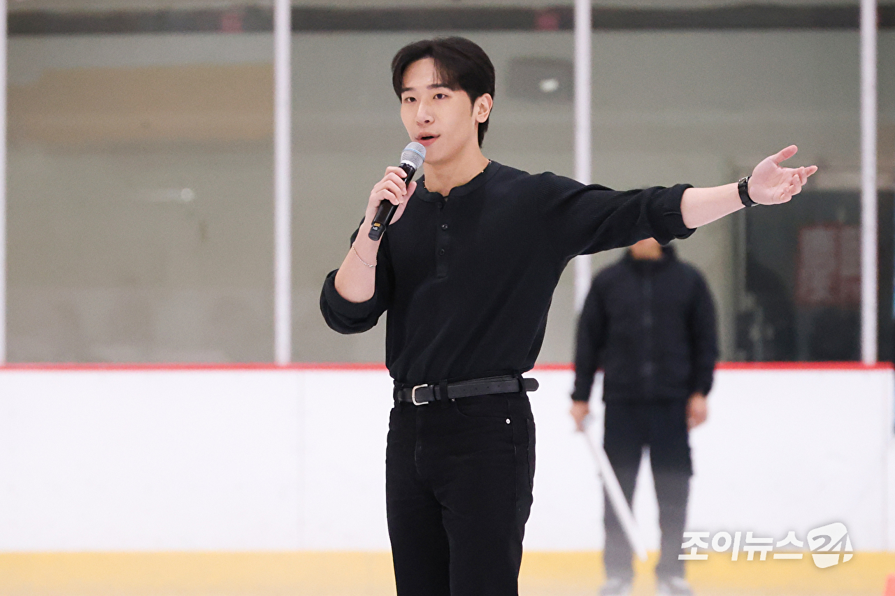 배우 신석수가 22일 오전 서울 구로구 고척동 제니스아이스링크장에서 열린 아이스쇼 '나 혼자만 레벨업 on ICE' 연습 공개에서 열연을 펼치고 있다. [사진=문수지 기자]