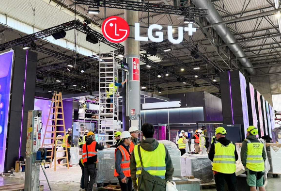 LG유플러스 직원들이 스페인 바르셀로나 현지에서 MWC25 전시관 완성을 위해 분주한 모습. [사진=LGU+]