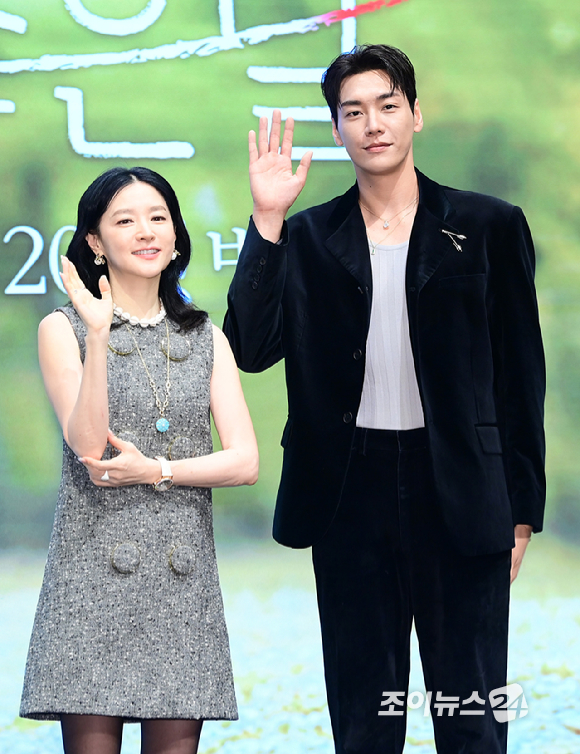 배우 이영애와 김영광이 16일 오후 서울 구로구 더세인트에서 열린 KBS2 토일드라마 '은수 좋은 날' 제작발표회에서 포즈를 취하고 있다. [사진=정소희 기자]