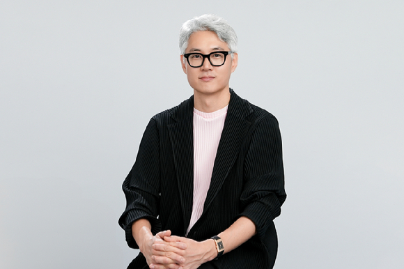 '트리거' 유선동 감독이 인터뷰에 앞서 사진 촬영을 하고 있다. [사진=월트디즈니 컴퍼니 코리아]