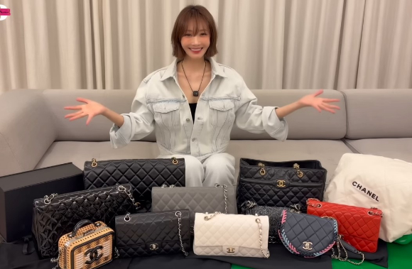 배우 고준희가 자신이 갖고 있는 샤넬백을 공개했다. [사진=유튜브 '고준희 GO' 캡처]