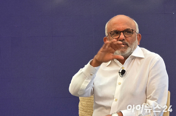 24일 오전(현지시간) 하와이 마우이 하얏트 리젠시 마우이 리조트&스파에서 열린 스냅드래곤 서밋 2025 'CEO 간 대화: 크리에이터에게 힘을 실어주는 AI' 섹션에서 샨타누 나라옌 어도비 최고경영자(CEO)가 발언하고 있다. [사진=안세준 기자]