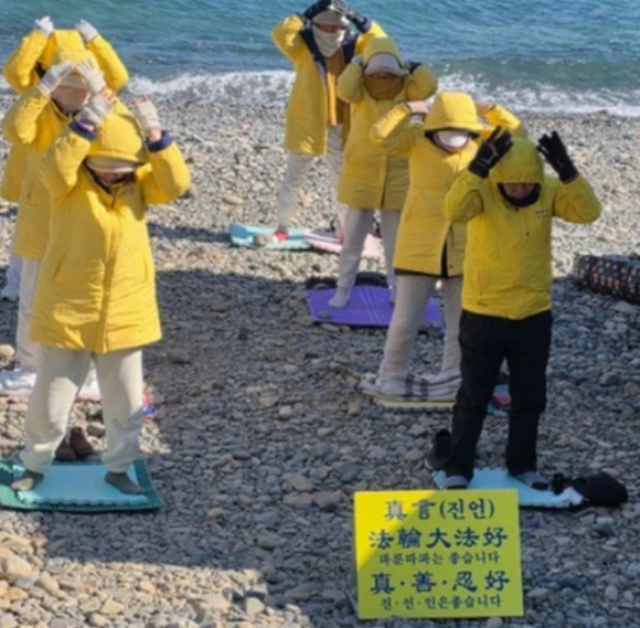 중국인 단체 관광객으로 보이는 이들이 집단 행동을 하고 있다. [사진=온라인 커뮤니티]