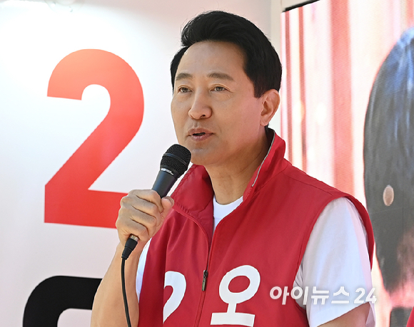 오세훈 국민의힘 서울시장 후보가 2일 서울 여의도역 인근에서 시민들에게 출근길 인사를하고 있다. [사진=곽영래 기자]