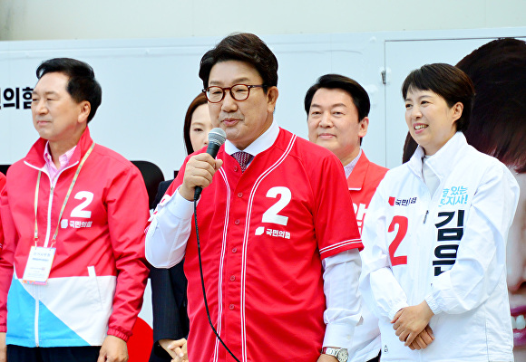 권성동 국민의힘 원내대표가 31일 경기성남 야탑역 집중유세에서 "김은혜 경기도지사 후보가 당선되면 중앙정부와 경기도 정부가 힘을 합쳐서 새로운 경기도 새로운 경기 특별도를 만든다"며 지지를 호소하고 있다. [사진=변준성 기자]