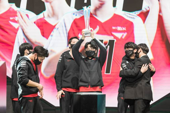 2022 WCK 프리시즌 인비테이셔널에서 우승을 차지한 T1의 미드 라이너 '코어' 정용훈이 트로피를 들어 올리고 있다. [사진=라이엇 게임즈]