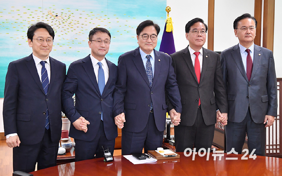 우원식 국회의장이 30일 서울 여의도 국회에서 열린 의장 주재 여야 원내대표 회동을 하고 있다. [사진=곽영래 기자]