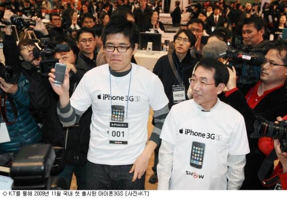 2009년 11월 KT를 통해 국내 첫 출시된 아이폰3GS [사진=KT]