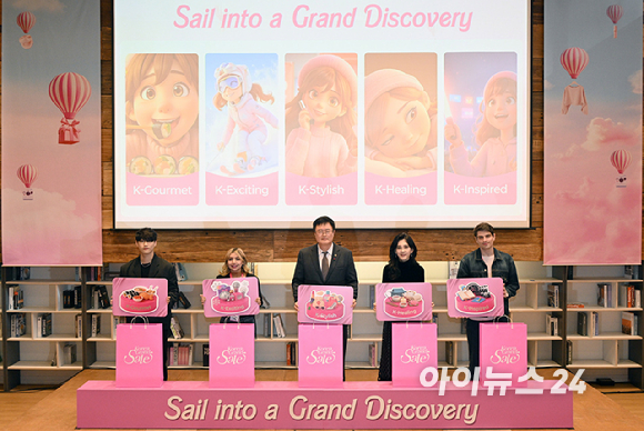 이부진 한국방문의해위원장과 김대현 문화체육관광부 2차관이 17일 서울 명동 커뮤니티하우스 마실에서 열린 '2026 코리아그랜드세일' 개막식 세리머니를 하고 있다. 왼쪽부터 하성진 K타이거스, 에르난데스 히메네스 셀레스테(외국인 관광객), 김 2차관, 이 위원장, 듀송 바스티엔(외국인 관광객). [사진=정소희 기자]