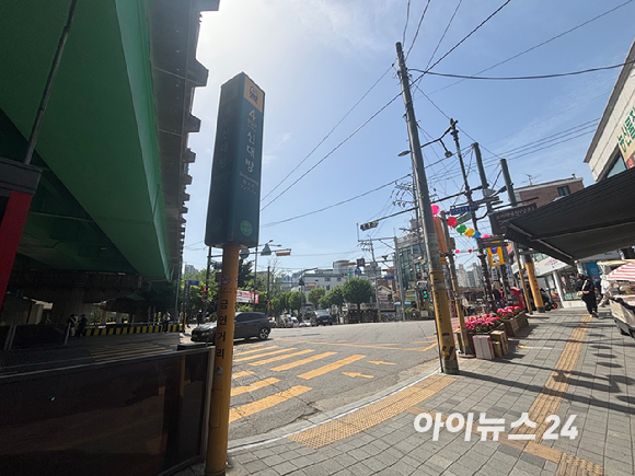 서울 동작구 신대방동 600-14번지 일대(신대방역 도보 2분)에는 지하 4층~지상 29층, 약 1525가구 규모 아파트 부대시설을 조성하는 대규모 재개발 사업이 진행될 예정이다. 2024년 11월 조합설립인가 후, 현재 한화&middot;대우건설 컨소시엄이 수주 유력한 시공사로 언급, 오는 25일 총회가 예정되어 있다. 사진은 신대방역 4번출구 앞 모습. [사진=김민지 기자]