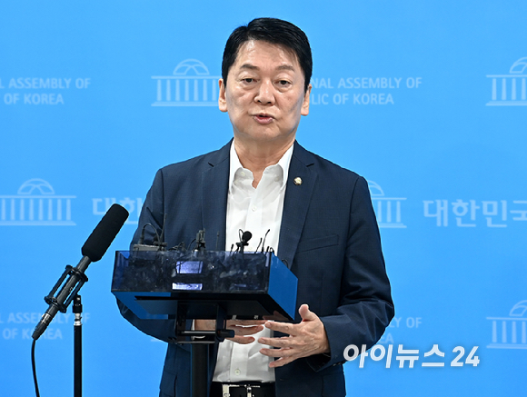 안철수 국민의힘 의원이 12일 국회 소통관에서 당의 조직강화특위 쇄신과 관련한 입장을 밝히고 있다. [사진=곽영래 기자]