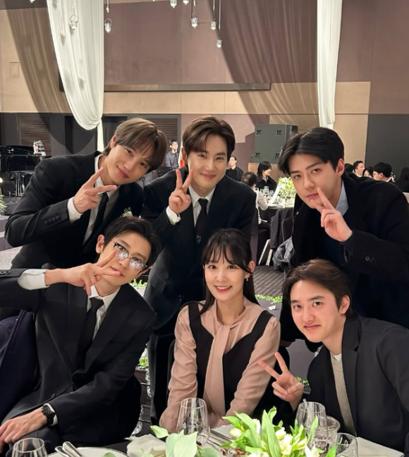 아나운서 박유라가 엑소 멤버들과 함께 한 사진을 공개했다. [사진=박유라 인스타그램 ]