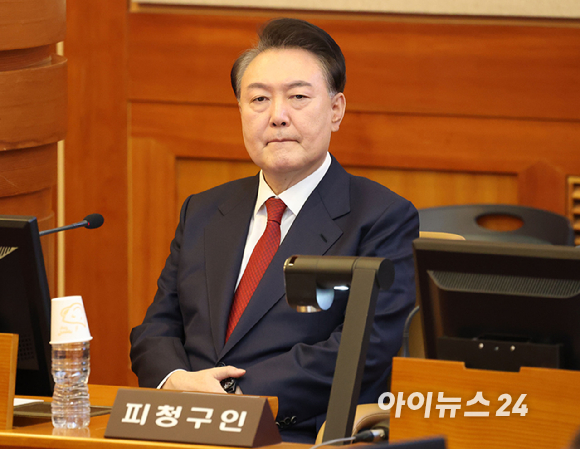 윤석열 대통령이 13일 서울 종로구 헌법재판소에서 열리는 탄핵심판 8차 변론에 출석하고 있다. [사진=사진공동취재단]