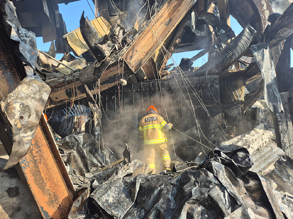 충북 음성군 맹동면의 한 생필품 제조 공장에서 불이 나 직원 2명이 실종된 가운데 소방당국이 지난달 31일 오전 인명 검색을 하고 있다. [사진=충북소방본부]