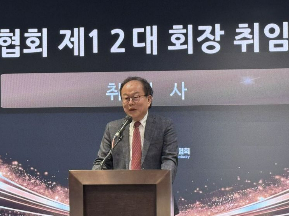 한국 AI&middot;로봇산업협회 12대 회장에 선임된 오준호 삼성 미래로봇추진단 단장이 25일 서울 서초구 양재 엘타워에서 취임사를 하고 있다. [사진=연합뉴스]