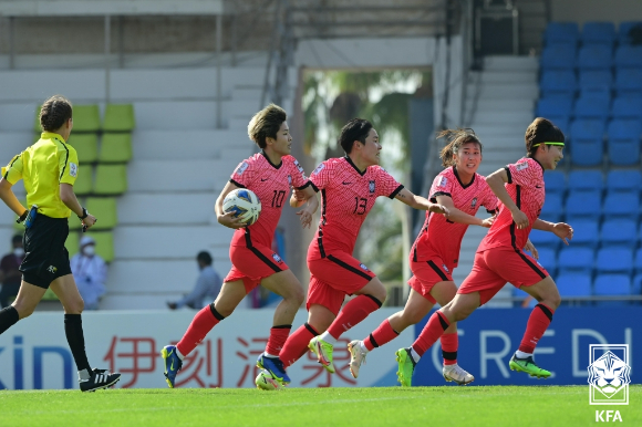 한국 여자축구 대표팀이 일본과의 경기에서 동점골을 기록하고 기뻐하고 있다. [사진=대한축구협회(KFA)]