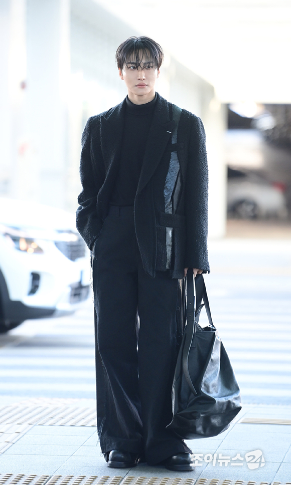 그룹 에이티즈(ATEEZ) 성화가 20일 해외 일정 참석 차 인천국제공항을 통해 출국하고 있다. [사진=정소희 기자]