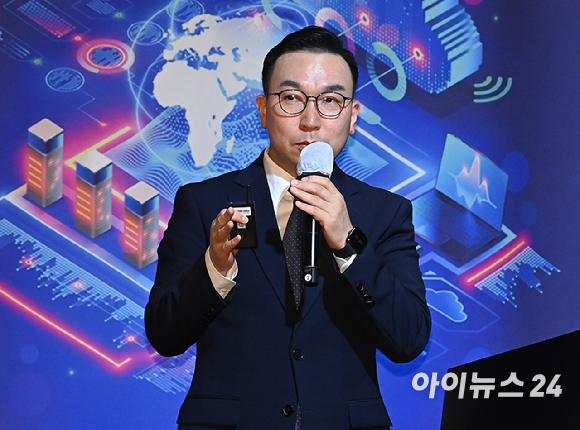 감철웅 KT클라우드 AI전략사업 담당 상무가 30일 서울 영등포구 여의도동 FKI타워 그랜드볼룸에서 열린 '대한민국 클라우드&middot;SaaS 포럼 2025(KCSF2025)'에서 함께 만드는 AI 시장의 미래를 주제로 강연하고 있다. [사진=곽영래 기자]
