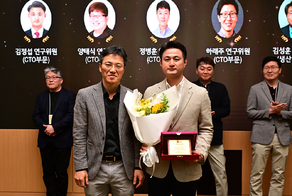 14일 LG에너지솔루션 대전 기술연구원에서 '2026년 신규 연구전문위원 선임'을 기념해 참석자들이 단체 기념촬영을 하고 있다. [사진=LG에너지솔루션]