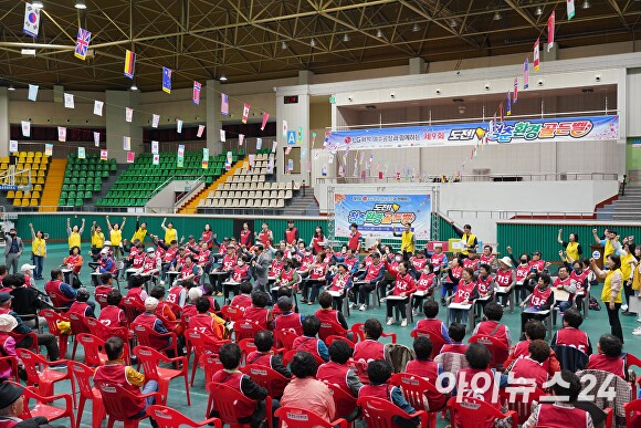 LG화학 여수공장이 지난달 31일 여수시 흥국체육관에서 65세 이상 독거·저소득 어르신들 200여명을 초대해 ‘도전! 청춘 환경 골든벨‘ 행사를 진행하고 있다. [사진=LG화학 여수공장]