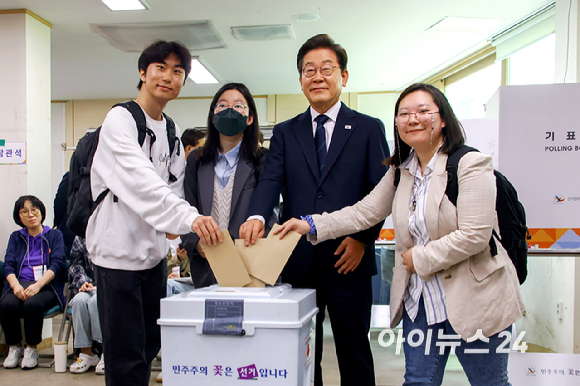 이재명 더불어민주당 후보가 29일 서울 서대문구 신촌동 주민센터 투표소에서 청년들과 함께 제 21대 대통령선거 사전투표를 하고 있다. [사진=곽영래 기자]