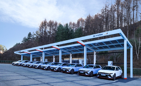 지난 25일 인제 스피디움에 개소한 N 브랜드 특화 급속 충전소에서 '아이오닉 5 N' 차량들이 충전하고 있는 모습. [사진=현대자동차]