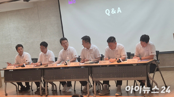 전병기 LG유플러스 AX기술그룹장(전무)이 기자간담회에서 4A 전략에 대해 소개하는 모습 [사진=LGU+]