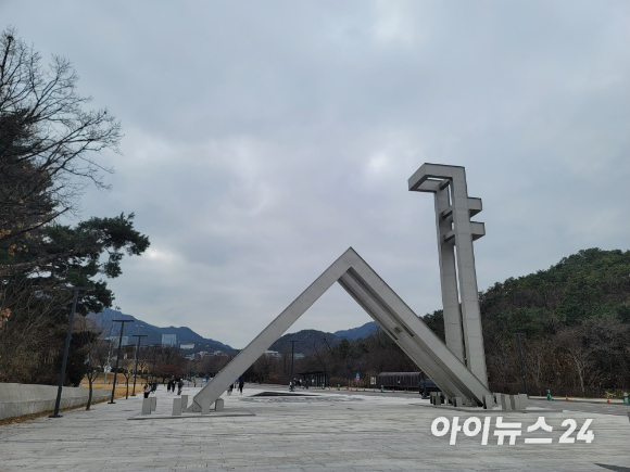  서울대학교 캠퍼스 내에서 마을버스가 오토바이를 들이받아 배달기사가 숨졌다. 사진은 서울대학교 정문. [사진=아이뉴스24 포토DB]