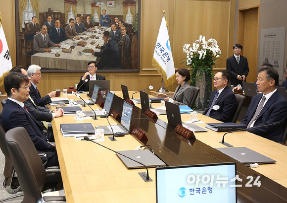 이창용 한국은행 총재가 12일 서울 중구 한국은행에서 열린 금융통화위원회를 주재하고 있다. [사진=공동취재단]