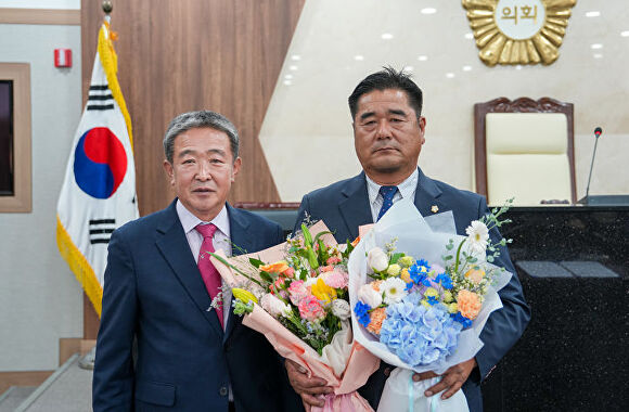 더불어민주당 김낙영 의원이 괴산군의회 후반기 의장으로 선출됐다. 왼쪽부터 신송규 전반기 의장과 김낙영 의원. [사진=괴산군의회]