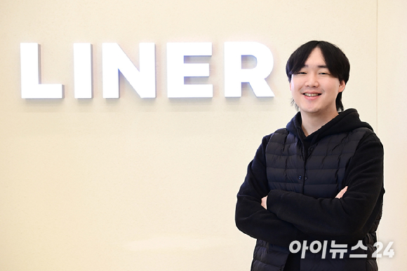 김진우 라이너 대표가 서울 마포구 동교동 라이너 본사에서 아이뉴스24와 인터뷰에 앞서 포즈를 취하고 있다. [사진=정소희 기자]