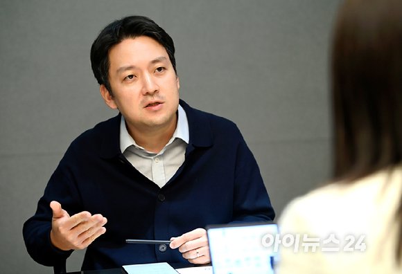 세미파이브 조명현 대표가 14일 경기도 성남시 분당 세미파이브 본사에서 아이뉴스24와 인터뷰를 하고 있다. [사진=곽영래 기자]