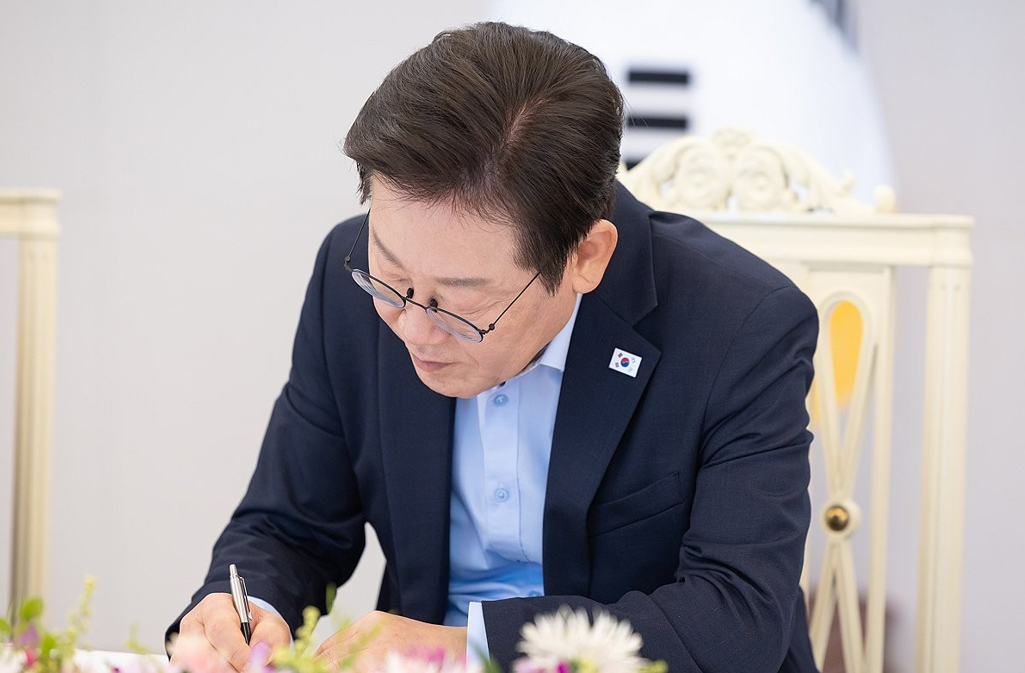 이재명 대통령이 지난 19일 서울 용산 대통령실 청사에서 미일 순방 경제인 간담회 중 메모 하고 있다. 2025. 8. 19. [사진=연합뉴스]