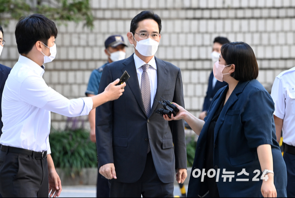 이재용 삼성전자 부회장이 서울중앙지방법원에서 열린 경영권 불법 승계 의혹 재판에 출석하고 있는 모습.