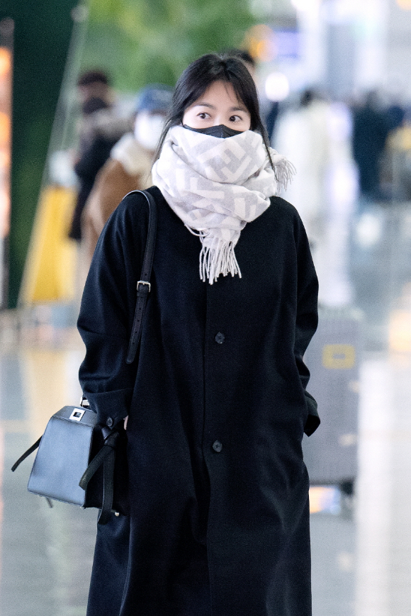 배우 송혜교가 19일 인천국제공항을 통해 밀라노로 출국하고 있다. [사진=펜디]