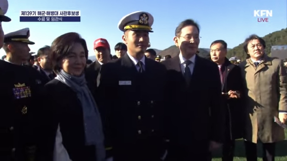 이재용 삼성전자 회장과 홍라희 삼성미술관 리움 명예관장이 28일 경남 창원 진해 해군사관학교에서 열린 이지호 씨의 해군 학사사관후보생 139기 임관식에 참석했다. [사진=국방홍보원 KFN 공식 유튜브 캡처]