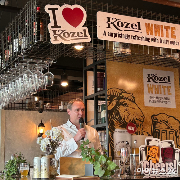 매튜 홈즈 코젤 한국지사장이 13일 서울 용산 이태원에서 열린 미디어 간담회에서 신제품 '코젤 화이트'를 선보이고 있다. [사진=백소연 기자]