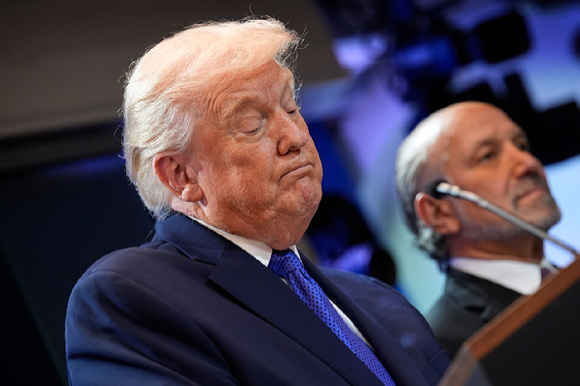 도널드 트럼프 미국 대통령이 지난 20일(현지시간) 미국 워싱턴DC 백악관 브리핑룸에서 기자회견을 열고 연방대법원이 자신의 관세 대부분을 무효화한 데 대해 발언하고 있다. 이날 연방대법원은 트럼프 대통령의 관세 프로그램에 대해 위법 판단을 내렸다. [사진=연합뉴스]