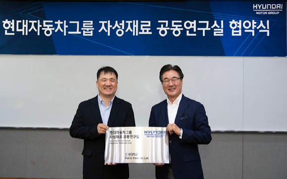 손현수(왼쪽) 현대차·기아 에너지소재연구실 실장과 이우영 연세대 공동연구실 책임교수가 21일 서울시 서대문구 연세대학교에서 '현대자동차그룹 자성재료 공동연구실' 협약식을 하고 있다. [사진=현대차그룹]