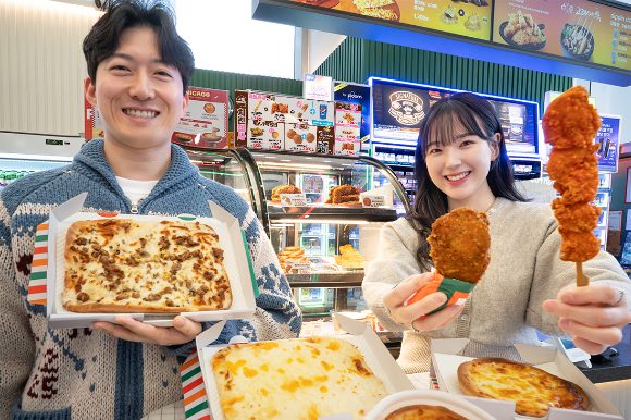 모델들이 세븐일레븐에서 즉석식품을 소개하고 있다. [사진=세븐일레븐]